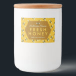 Homemade Honey Jar Labels | Bienen — Honigwabeneig Lebensmitteletikett<br><div class="desc">Diese süßen und einzigartigen Bienenmuster-Labels zeigen Honigbienen auf einem hellen, hellen Wabenhintergrund. Die gelben und schwarzen Bienen haben gossamer weißblaue Flügel. Sie kriechen über die Wabenrübe in ihrem Bienenstock. Auf der zentralen, sechsseitigen Wabenform können Sie den Namen Ihres Bauernhofs und mehr Text hinzufügen. Auch die Worte "FRESH HONEY" lassen sich...</div>