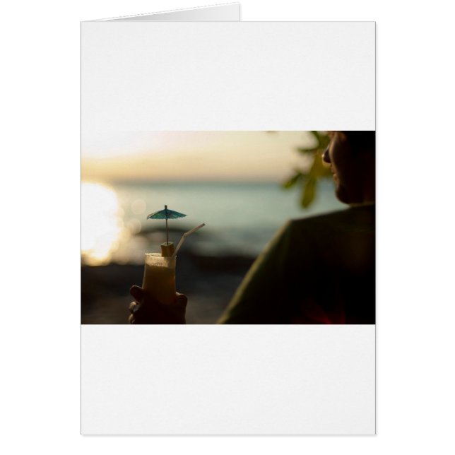 Homme avec cocktail au coucher du soleil (Devant)