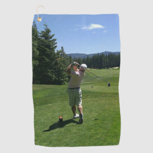 Homme balançant un terrain de golf Serviettes de g