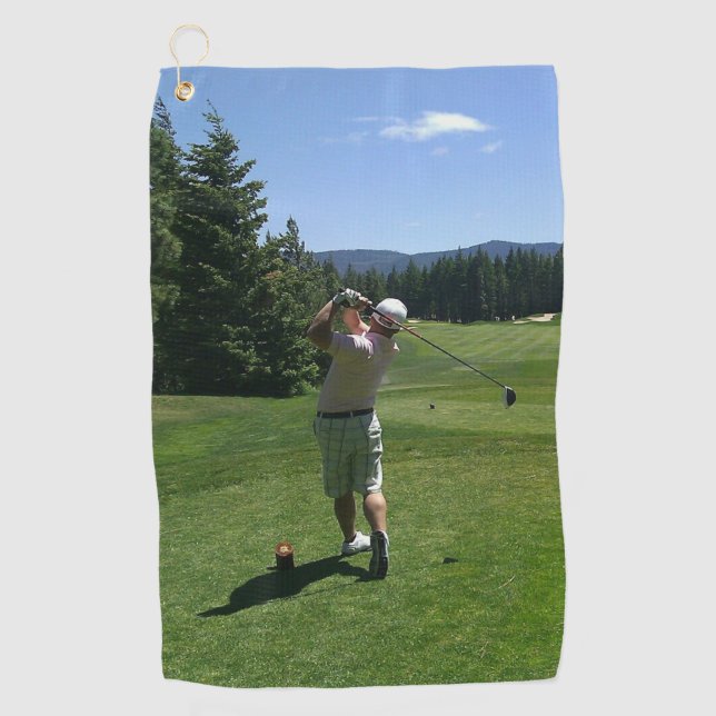 Homme balançant un terrain de golf Serviettes de g (Devant)