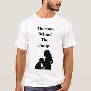 Homme de T-shirt de citation derrière la bosse
