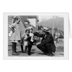 Homme et enfants jouant avec Bear Cub On Leas