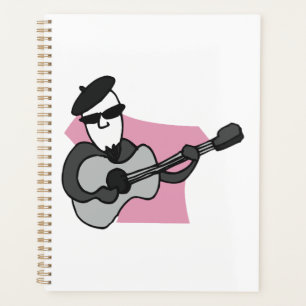 Homme portant un béret jouant de la guitare acoust