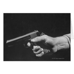 Homme tenant l'arme à feu