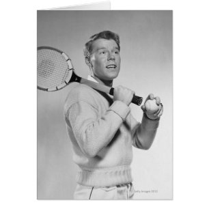 Homme tenant une raquette de tennis