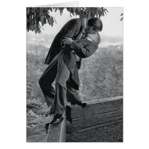 Hommes gays s'embrasser au bord de la route