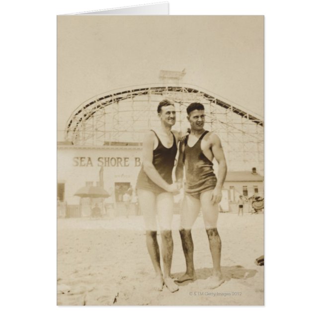 Hommes se tenant sur la plage (Devant)