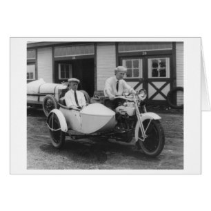 Hommes sur la moto Harley Davidson avec Sidecar