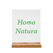 Homo Natura Acrylschild mit Holzblockständer