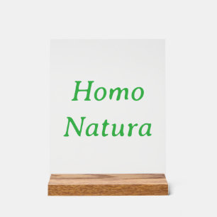 Homo Natura Acrylschild mit Holzblockständer