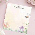 Honey Bee Floral Garden Personalisiert Name Notizblock<br><div class="desc">Bringen Sie mit diesem personalisierten Notizblock die Schönheit eines blühenden Gartens an Ihren Schreibtisch. Das Design besticht durch eine zauberhafte Honigbiene, die über einer zarten Auswahl an Wildblumen und Gräsern weht. Der weiche, pastellfarbene Hintergrund verleiht dem Ganzen ein natürliches, friedliches Ambiente. Passen Sie dieses Notizblock mit Ihrem eigenen Text für...</div>