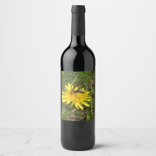 Honey Bee on Dandelion Flower Wine Label Weinetikett (Vorderseite)