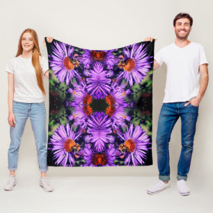 Honey Bee On Lila Aster Blume Abstrakt Fleecedecke