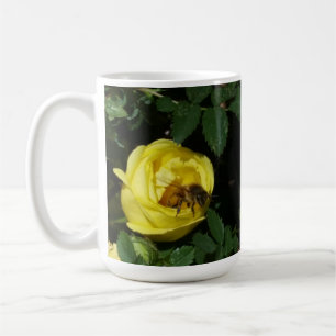 Honey Bee Pollinating Yellow Rose Kaffeetasse
