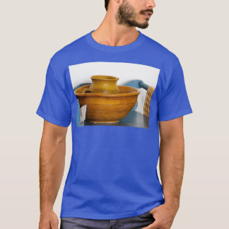 Honey Brown Pottery Basin und Pitcher Fotografie B T-Shirt