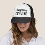 Honeymoon Cruise Couple's Niedlich Matching Truckerkappe<br><div class="desc">Steigern Sie mit unserem bezaubernden Coupels Matching Trucker Hut Ihre Flitterwochen. Diese charmanten Hüte, die für Liebhaber wie Sie konzipiert sind, bieten nicht nur Sonnenschutz, sondern symbolisieren auch Ihre Einheit und Liebe. Entdecken Sie exotische Reiseziele und machen Sie unvergessliche Erinnerungen in diesen passenden Hüten. Es ist mehr als nur ein...</div>