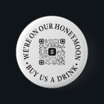 Honeymoon Drink Button mit QR Code Venmo Cash App<br><div class="desc">Flitterwochen Drinks QR-Code-Buttons sind die perfekte Möglichkeit, um Ihrem Bräunungs-und-Bräutigam-Selbst (oder Ähnliches) eine lustige Möglichkeit zu geben, um Ihren Urlaub Modus eingeschaltet zu bekommen! Solide Geschenkidee für die Neuvermählten in Ihrem Leben. Flitterwochentasten müssen mit Ihrem eigenen Venmo-, Cash App- oder PayPal QR-Code angepasst werden — sonst bekomme ich Ihr ganzes...</div>