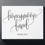 Honeymoon Fund Wedding Sign Fotoplatte<br><div class="desc">Dieses moderne Kalligrafie-Honeymoon-Fond-Zeichen ist ideal,  um in der Nähe Ihrer Flitterwochen-Fond-Box oder Glas zu platzieren und höflich für Hochzeitsgeld fragen!</div>