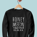 Honeymoon Heart Monogram Hashtag Verheirateten Paa Sweatshirt<br><div class="desc">Suchen Sie passende Honeymoon Sweatshirts? Fügen Sie einfach Ihre Initialen zu den Herzen und Ihr Hochzeitstag und dann gehen Sie auf Ihre Flitterwochen Reisen mit Ihren Geliebten.</div>