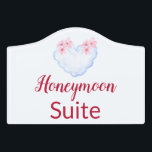 Honeymoon Suite Sm Wappen Türschild<br><div class="desc">Herzlich willkommen bei den Neuvermählten zu ihrem Traumurlaub mit unserem charmanten Honeymoon Suite-Schild! Dieses elegante Holzschild ist die perfekte Touch für jeden Braut- und Bräutigam,  der in einem Hotel oder Motel bleibe wird. Mit dieser hübschen Ergänzung ihrer Zimmerdekoration machen sie ihren bleibe noch unvergesslicher.</div>