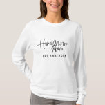Honeymoon Vibes Drehbuch Hochzeit T-Shirt<br><div class="desc">Flitterwochen Vibes Design. Moderner Text handschriftlich, um Ihre Flitterwochen besonders zu gestalten. Die perfekte Geschenkehe für Sie bald verheiratet Freund oder nur eine Leckerei für sich. Teil einer Sammlung.</div>