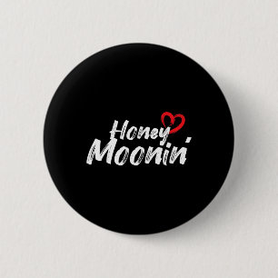 Honeymoonin - Brautgroom Ehepaar Liebe Ehe Med Button