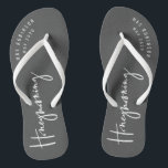 Honeymooning Flip Flops<br><div class="desc">Modern,  ist die Hand beschriftete Skriptkalligraphie,  zum jeder dieses wissen zu lassen nicht gerade ein Feiertag. Dieses ist Ihre Flitterwochen. Teil einer Sammlung.</div>