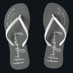 Honeymooning Flip Flops<br><div class="desc">Modern, ist die Hand beschriftete Skriptkalligraphie, zum jeder dieses wissen zu lassen nicht gerade ein Feiertag. Dieses ist Ihre Flitterwochen. Teil einer Sammlung.</div>