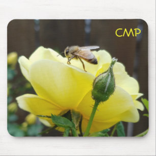 Honig-Biene auf einer gelben Rose Ihre Initialen Mousepad
