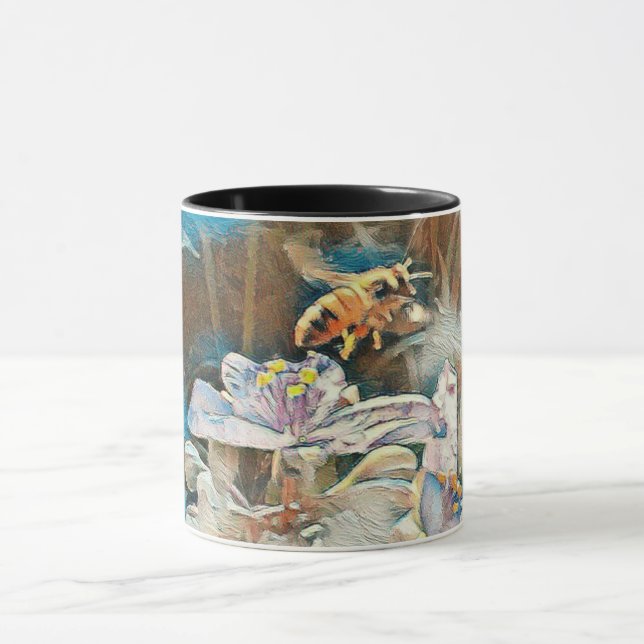 Honig-Biene auf einer Spiderwart Tasse (Zentrum)