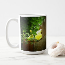 Honig-Biene, die gelbe Rosen-Hecke bestäubt Kaffeetasse