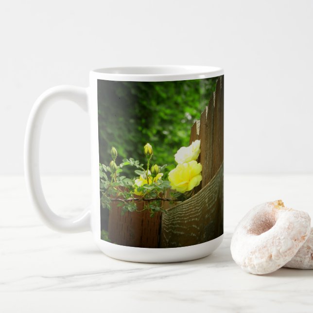 Honig-Biene, die gelbe Rosen-Hecke bestäubt Kaffeetasse (Mit Donut)