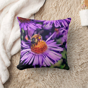 Honigbiene auf Lila Aster-Blume Kissen