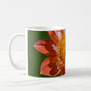 Honigbiene auf orange Dahlie-Blume Kaffeetasse