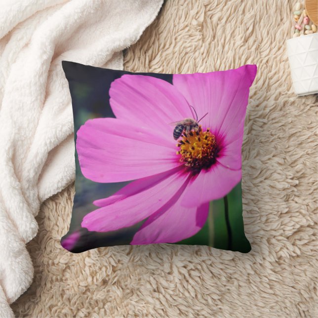 Honigbiene auf rosa Kosmos Blume Nah Kissen (Decke)