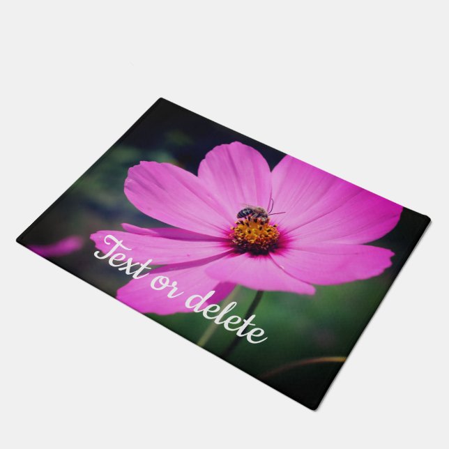 Honigbiene auf rosa Kosmos Blume Personalisiert Fußmatte (Schrägansicht)