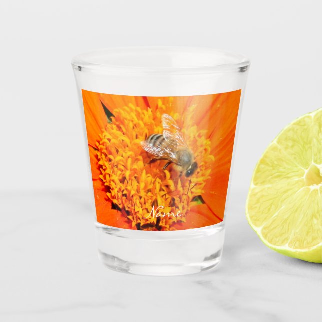 Honigbiene bestäubende Blume Thunder_Cove Orange Schnapsglas (Vorderseite)