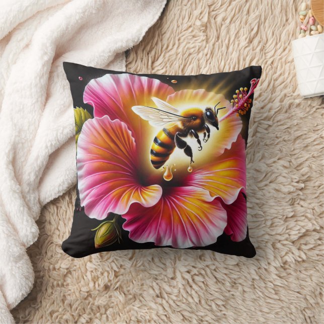 Honigbiene, die einen blühenden, hellen Hibiskus b Kissen (Decke)