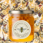 Honigbiene-Etikett Gelber Imker Runder Aufkleber<br><div class="desc">Mit diesem Vintagen Honigaufkleber für schwarz-gelbe Honigbienen kennzeichnen Sie sich selbst mit Honig, Kerzen, Bienenwachs und vielem mehr. Personalisieren Sie Ihre Wunschfirma ganz oben und geben Sie Ihren Standort oder Ihre Adresse unten ein. Sie können den beschreibenden Text so bearbeiten, dass er mit Ihrem Produkt übereinstimmt, oder ihn generell behalten...</div>