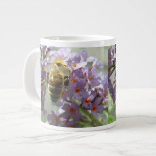 Honigbiene und Buddleia-Blume Tasse