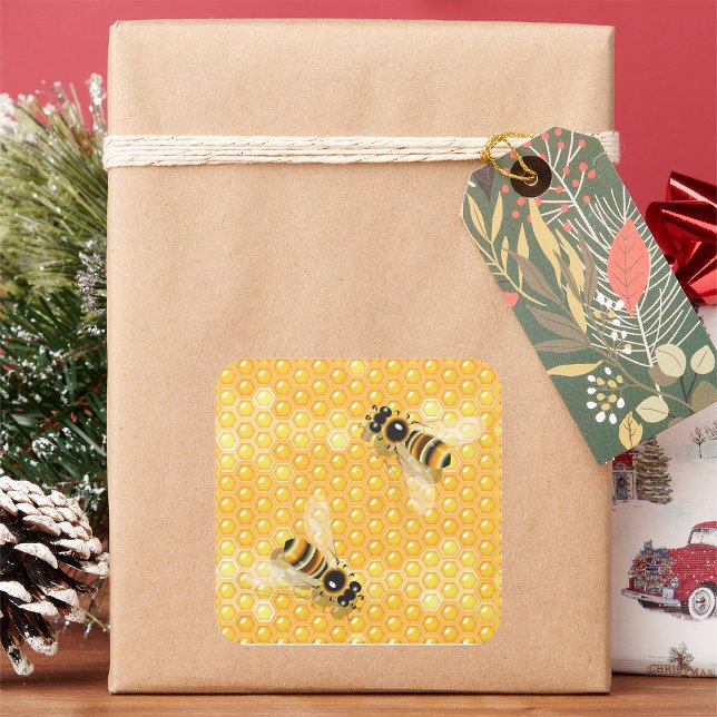 Honigbienen auf hellen Honigwabenmustern Quadratischer Aufkleber (Von Creator hochgeladen)