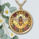 Honigbienen-Rose Vergoldete Kette<br><div class="desc">Auf dieser einzigartigen Halskette steht das Bild einer goldenen Honigbiene vor einem Hintergrund aus Buntglas. Ein Rahmen mit Rot- und Rosatösen und ein dezenter Lichtschacht sorgen für ein interessantes Design. Elegant,  hell und farbenfroh! Stellen Sie sicher,  dass Sie die passenden Ohrringe und Schlüsselanhänger in unserem Shop sehen.</div>