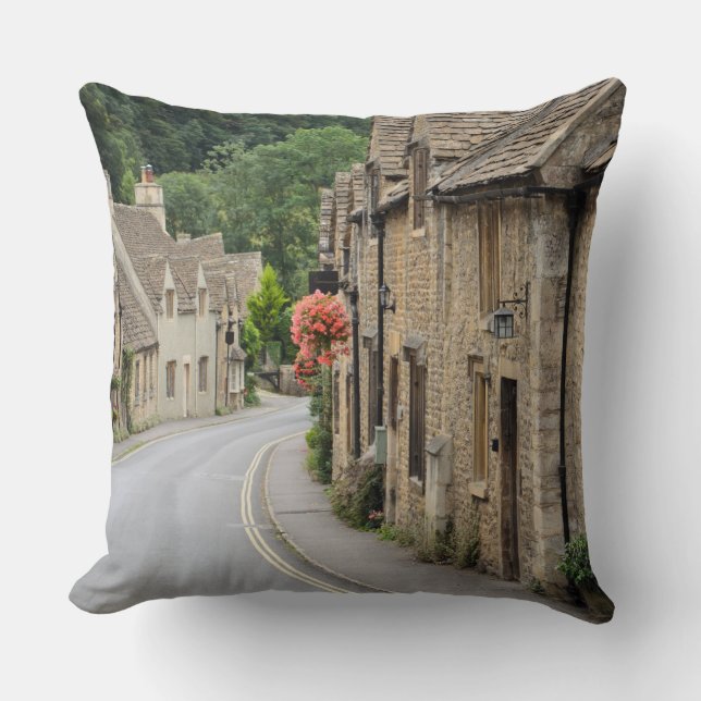 Honigfarbene Hütten im Schloss Combe, BRITISCHES Kissen (Vorderseite)