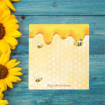 Honigwabenmuster, Honigtropfname Notizblock<br><div class="desc">Fügen Sie Ihrer Einkaufsliste oder Ihrem Zuhause-Büro etwas Spaß und Spaß hinzu! Gelber,  weißer Hintergrund mit einem Bienenwabenmuster und glücklichen,  lächelnden Hummeln. Dekoriert mit tropfendem Honig. Ihr Name mit einem goldenen handgeschriebenen Stilskript geschrieben.</div>