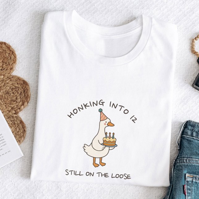 Honking Into Birthday Goose Funny Custom Age T-Shirt (Von Creator hochgeladen)