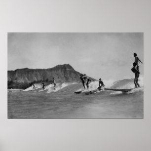 Honolulu, Hawaii - Surfer weg von Waikiki Strand Poster