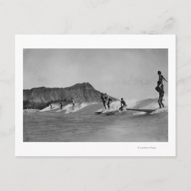 Honolulu, Hawaii - Surfer weg von Waikiki Strand Postkarte (Vorderseite)