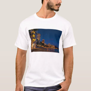 Honolulu, Oahu, Hawaii. Nachtexposition T-Shirt