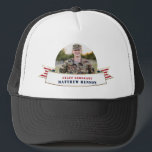 Honorar Military Service Foto Trucker Hat Truckerkappe<br><div class="desc">Ehre deinen Servicemann mit diesen patriotischen,  rot-blauen LKWs,  mit einem Single zentrierten Kreisfoto,  einem US Flagge-Banner mit Imitat-Folie und Platzhaltern für den Namen und den Rang Ihres speziellen Service-Mitarbeiters. Großartige Geschenke für Eltern und Großeltern! Erhältlich in der Größe von Männern und Frauen.</div>