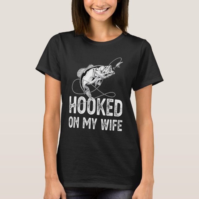 Hooked auf meiner Ehefrau Fischerei Fischfang Natu T-Shirt (Vorderseite)